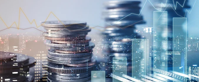 foto de uma mão mexendo em um notebook com alguns hologramas de pastas em cima